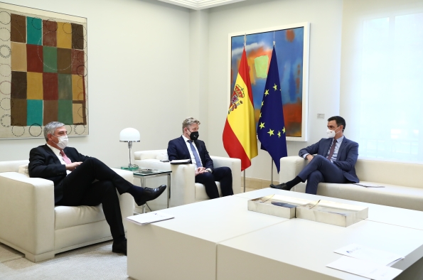 DE IZQ. A DER.: JOSÉ VICENTE DE LOS MOZOS, PRESIDENTE SALIENTE DE ANFAC; WAYNE GRIFFITHS, PRESIDENTE DE ANFAC Y PEDRO SÁNCHEZ, PRESIDENTE DEL GOBIERNO