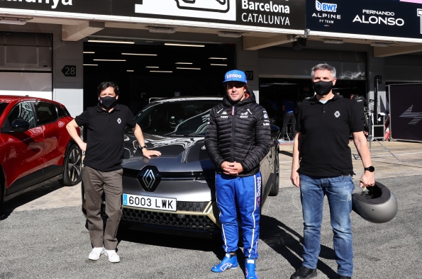 FERNANDO ALONSO CON LOS CLIENTES ESPAÑOLES DEL MEGANE E-TECH XAVIER Y DOMINGO