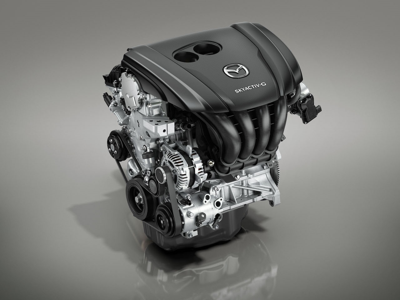 EL MOTOR DEL MAZDA 3 SKYACTIV, G 2.0 ES UN MOTOR MUY AGRADABLE QUE SIEMPRE EMPUJA CON SUAVIDAD A TODOS LOS REGÍMENES, CON UNA SONORIDAD MECÁNICA CONTENIDA PERO MUY AGRADABLE AL OÍDO