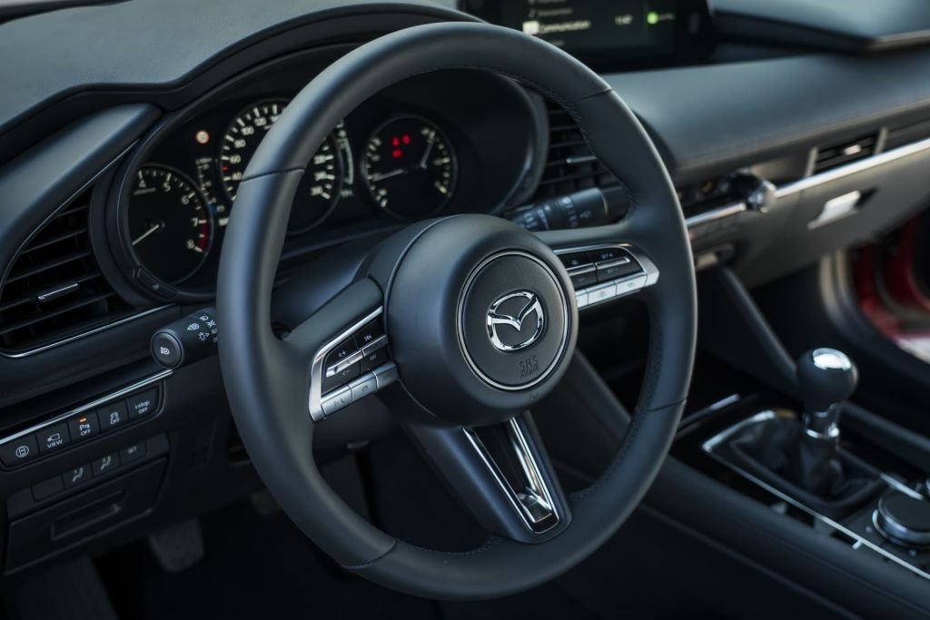 EL VOLANTE DEL MAZDA 3 SE AJUSTA EN ALTURA Y PROFUNDIDAD