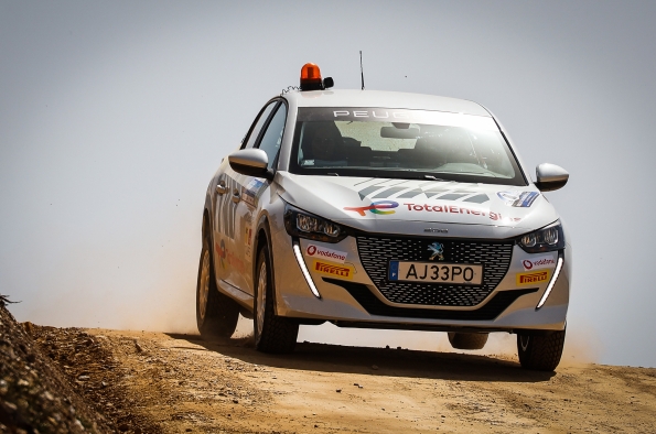 EL PEUGEOT E-208 SE SUMÓ COMO SAFETY CAR A LOS PEUGEOT 208 RALLY4 