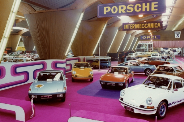 PORSCHE BUSCÓ UN NUEVO NOMBRE PARA DISTINGUIR CLARAMENTE A SU 911 MÁS POTENTE, EN EL MERCADO DESDE MEDIADOS DE 1972: POR PRIMERA VEZ, LA INSCRIPCIÓN “CARRERA” ADORNÓ EL LATERAL ENTRE LAS RUEDAS