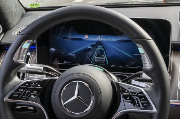 MERCEDES-BENZ ES EL PRIMER FABRICANTE DE AUTOMÓVILES DEL MUNDO QUE CUENTA CON UNA CERTIFICACIÓN INTERNACIONAL VÁLIDA PARA LA CONDUCCIÓN AUTÓNOMA CONDICIONAL