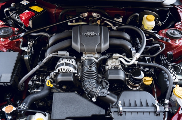 EL MOTOR BÓXER DEL TOYOTA GR86 TIENE UNA CILINDRADA DE 2.4 LITROS, ES ATMOSFÉRICO Y DESARROLLA UNA POTENCIA DE 234 CV, A 7.000 RPM, Y UN PAR MOTOR DE 250 NM, A 3.700 RPM.