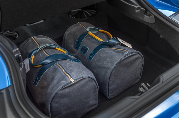  EL EQUIPAMIENTO DEL CUPRA GR SUPRA RACETRACK EDITION UN PAR DE BOLSAS DE VIAJE Y ETIQUETAS PARA EQUIPAJE DE LA MARCA CAFÉ LEATHER