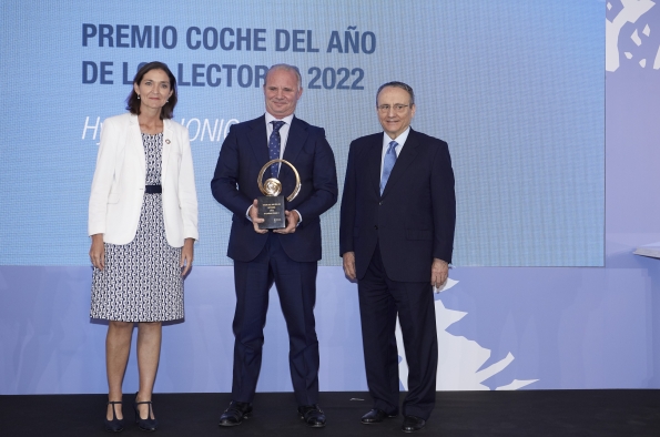 LA MINISTRA DE INDUSTRIA, COMERCIO Y TURISMO, DOÑA REYES MAROTO, DON LEOPOLDO SATRÚSTEGUI, DIRECTOR GENERAL DE HYUNDAI MOTOR ESPAÑA Y EL PRESIDENTE DEL GRUPO EDITORIAL PRENSA IBÉRICA, DON JAVIER MOLL