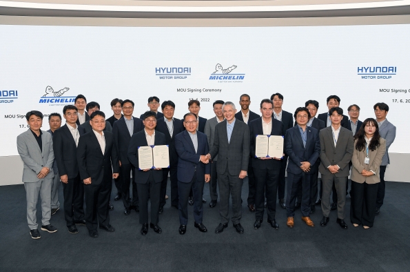 LA CEREMONIA DE FIRMA TUVO LUGAR EN EL CENTRO DE INVESTIGACIÓN DE NAMYANG DEL GRUPO EL 17 DE JUNIO, CON LA PRESENCIA DE BONG-SOO KIM, VICEPRESIDENTE Y JEFE DEL CENTRO DE DESARROLLO DE CHASIS DE HYUNDAI MOTOR GROUP, Y GEORGES LEVY, VICEPRESIDENTE EJECUTIVO DE EQUIPOS ORIGINALES PARA AUTOMOCIÓN DE MICHELIN