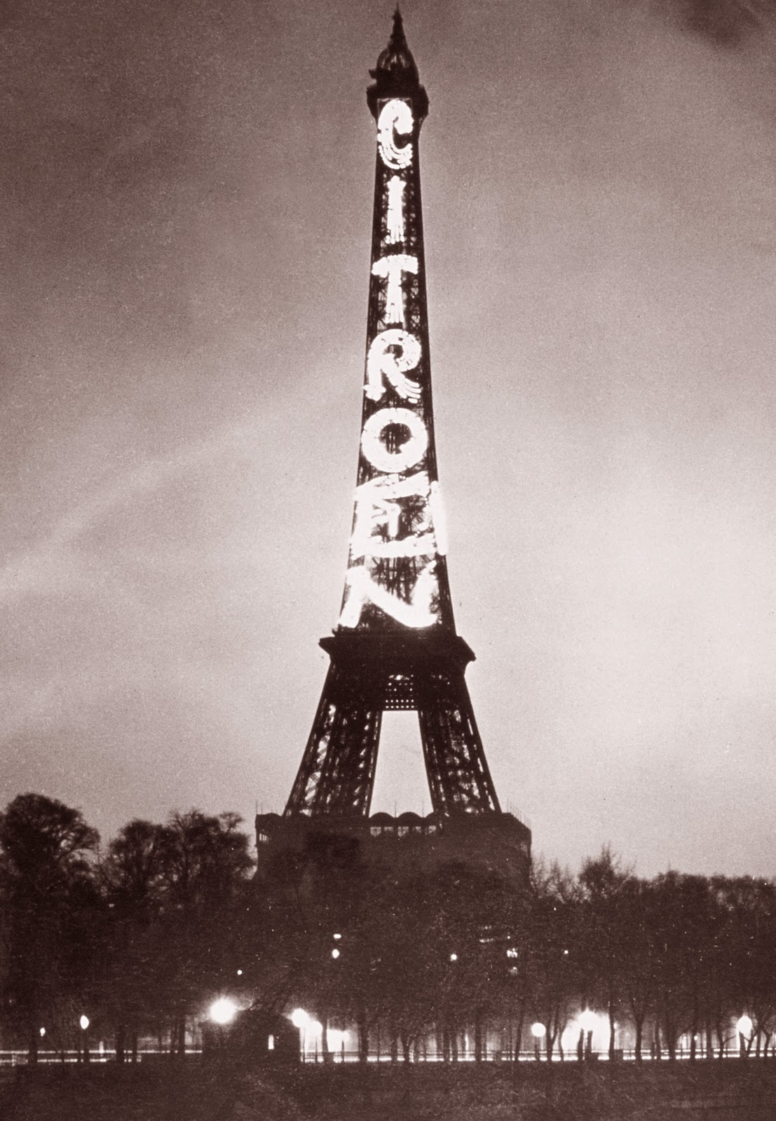 LA TORRE EIFFEL ILUMINADA CON EL NOMBRE CITROËN