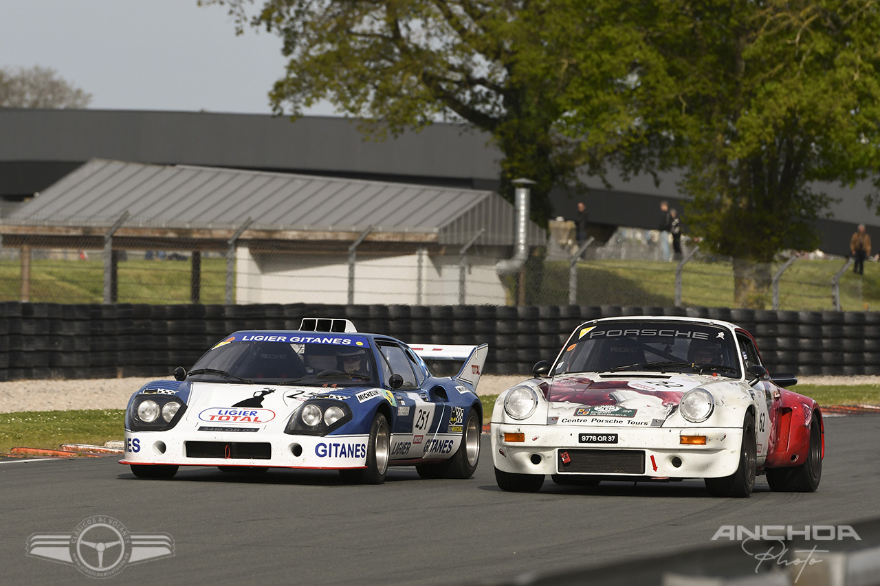 El Ligier JS2 del 75 y el Porsche 911 RSR del 74 tuvieron un bonito pique durante todo el Tour