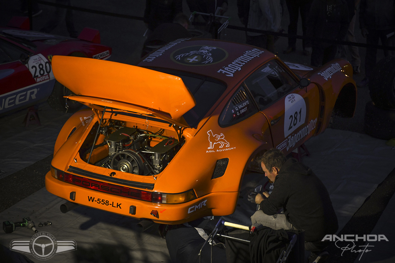 Reparaciones nocturnas en uno de los Porsche 911 Carrera RSR