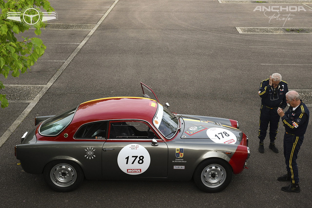 Los pilotos Luis Delso y Carlos de Miguel junto a su Alfa Romeo