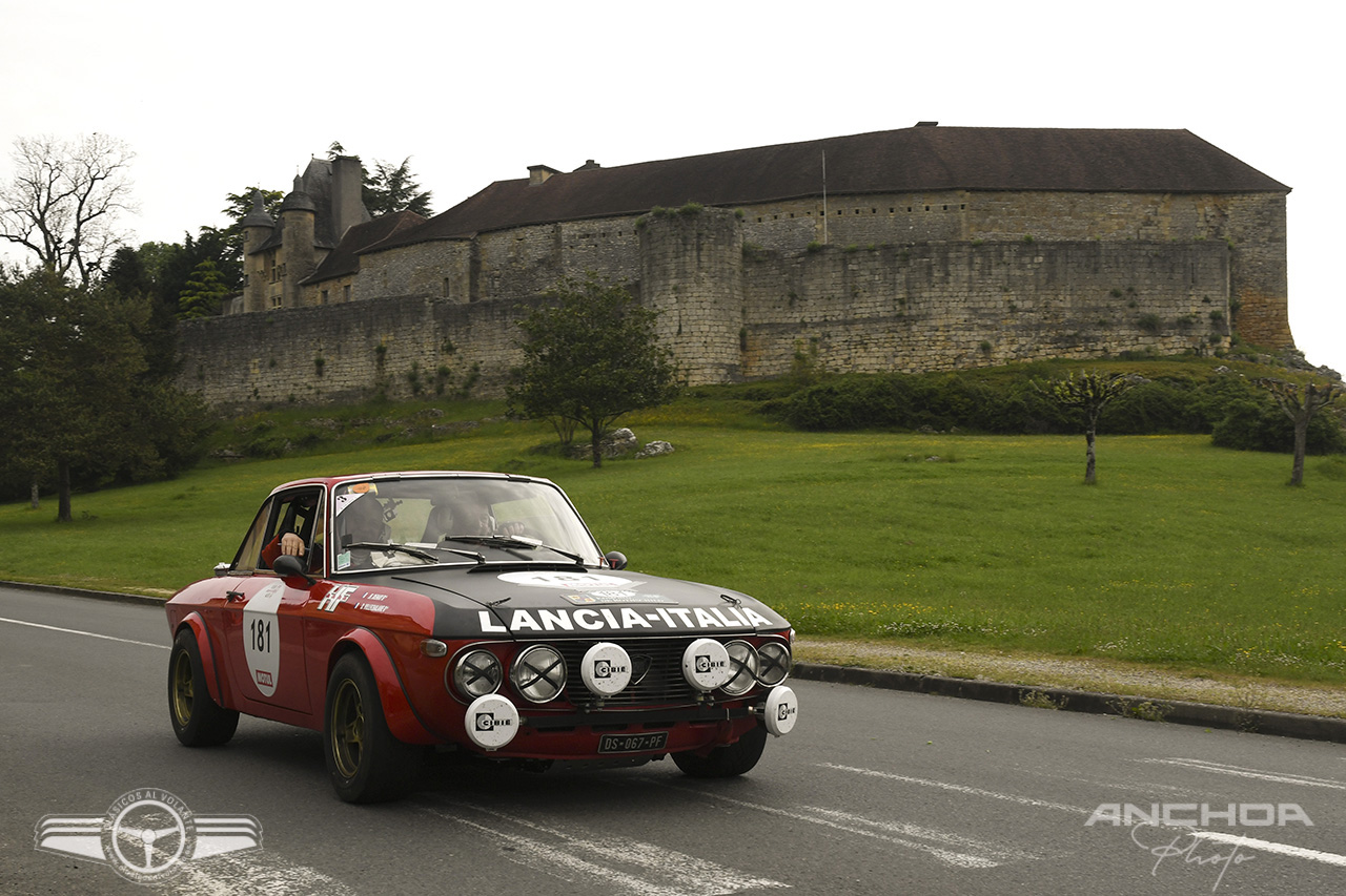 Lancia Fulvia HF de 1969 pasando junto a un castillo