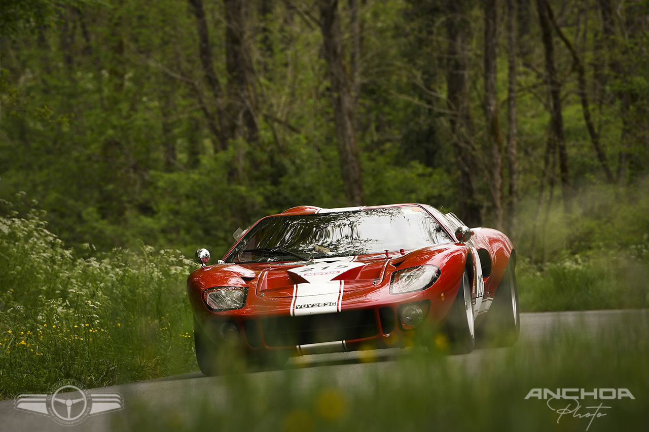 Es un espectáculo encontrar un Ford GT40 en una carretera