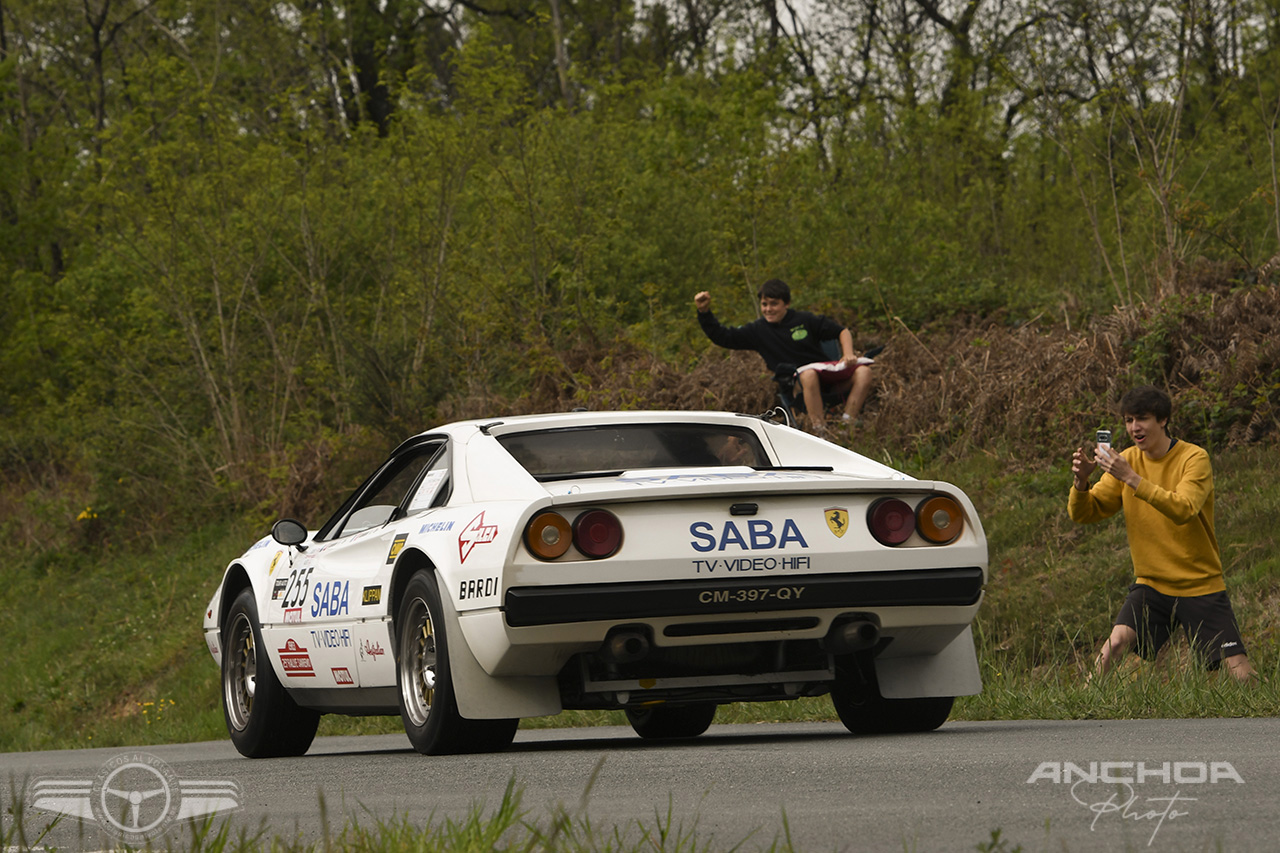 Mucha gente anima a los participantes. Ferrari 308 GTB Gr.4 del 83