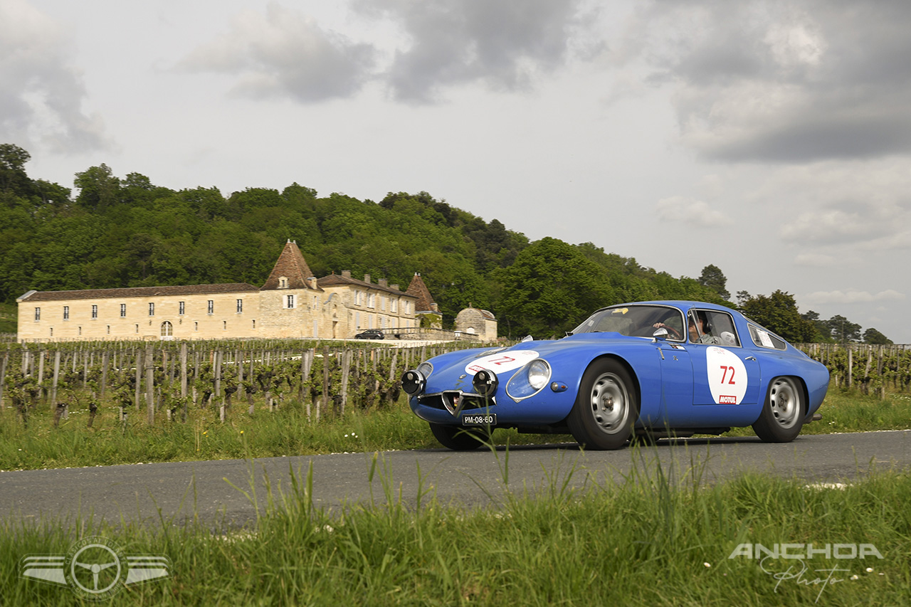 Un Alfa Romeo Giulia TZ de 1964 avanzando por la campiña francesa