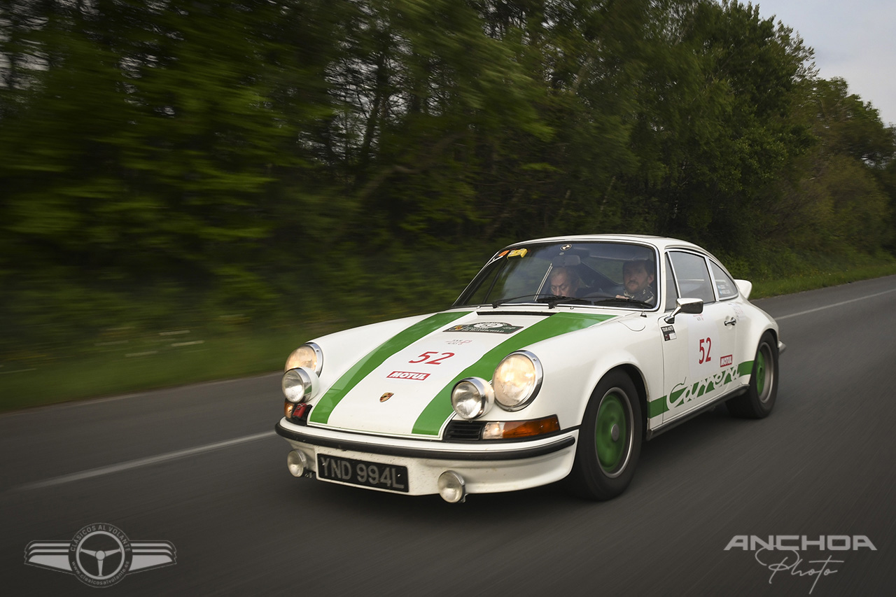 Un Porsche 911 Carrera RS de 1973 cazado en la autopista