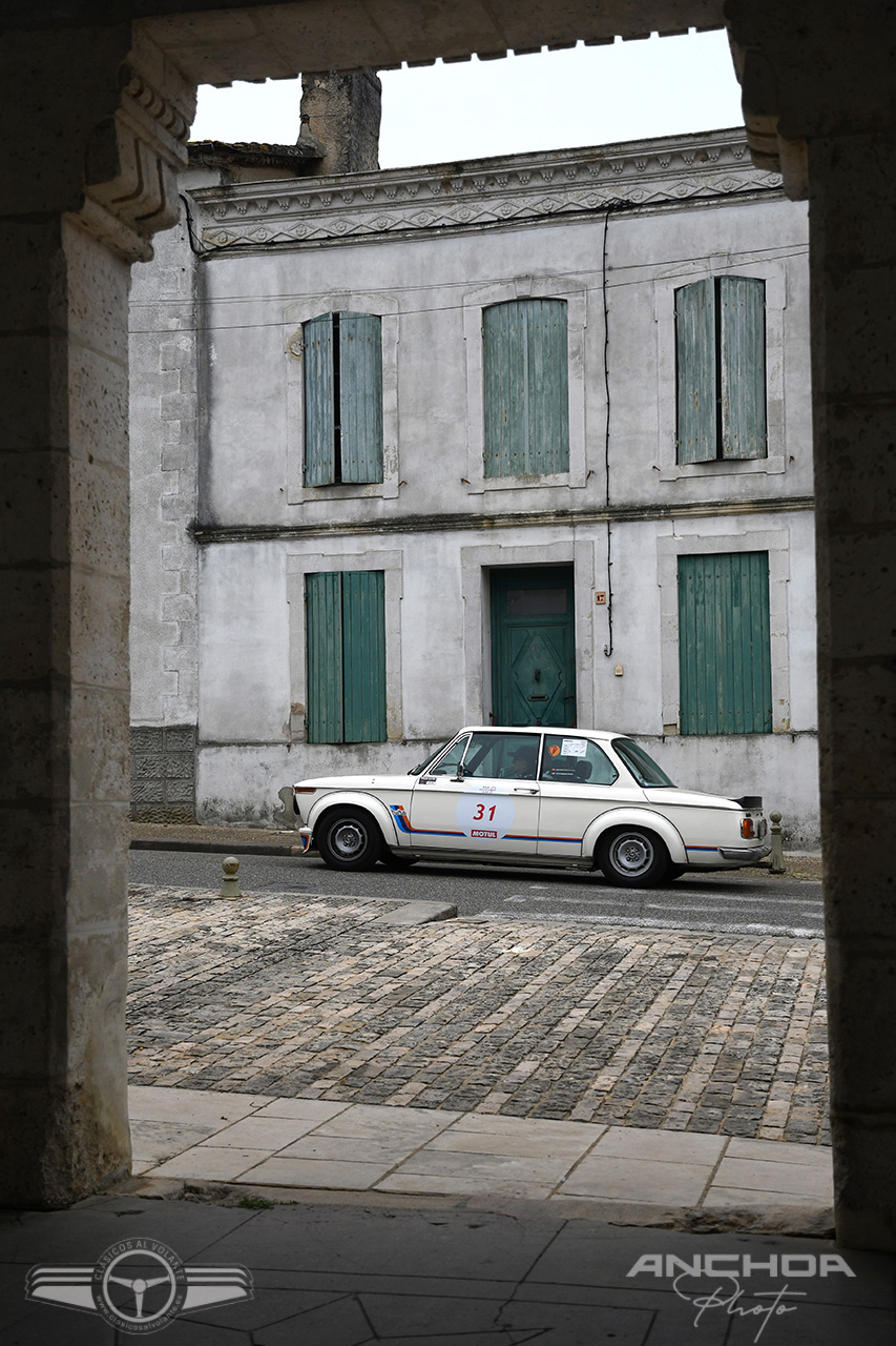 Un BMW 2002 Turbo de 1974 cruzando un pueblo