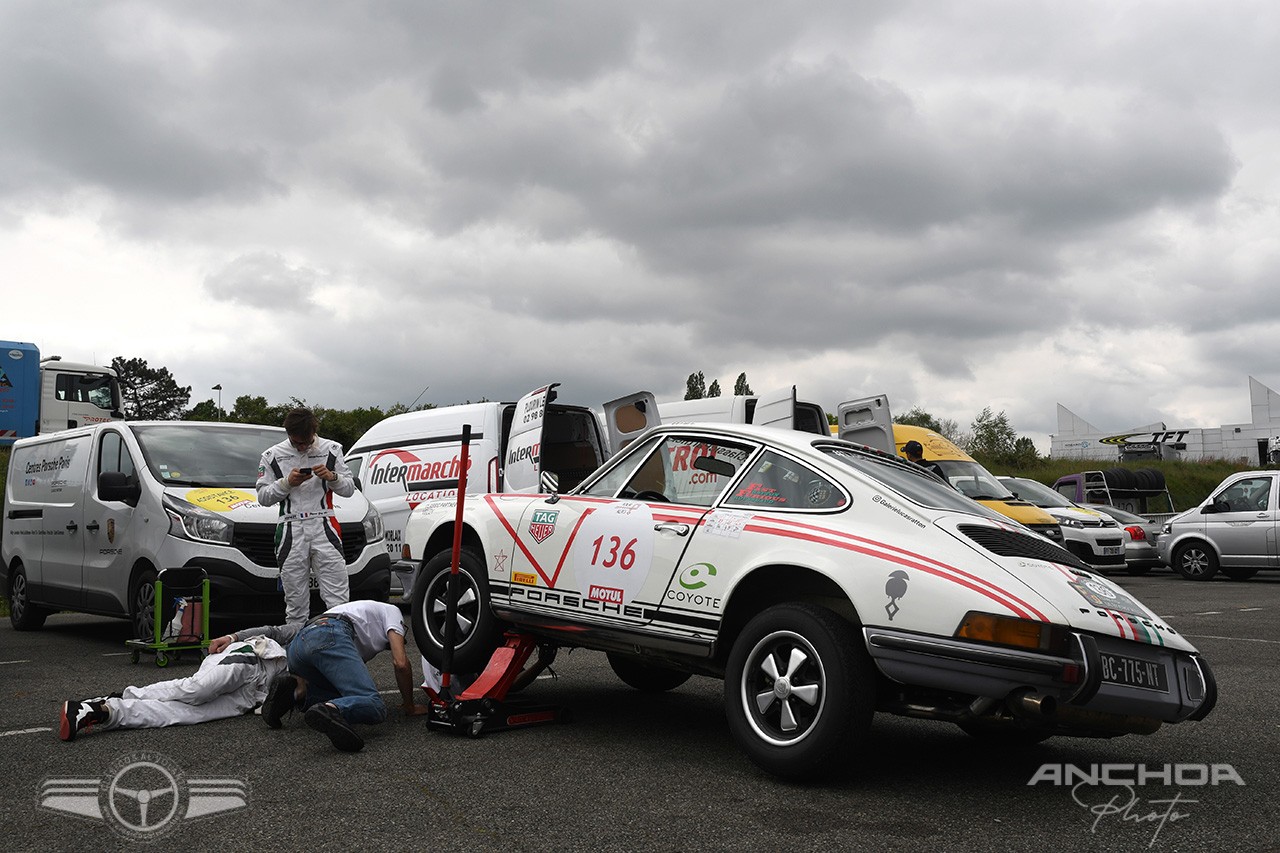 Asistencia de un Porsche 911 S de 1974 en el circuito de Nogaro