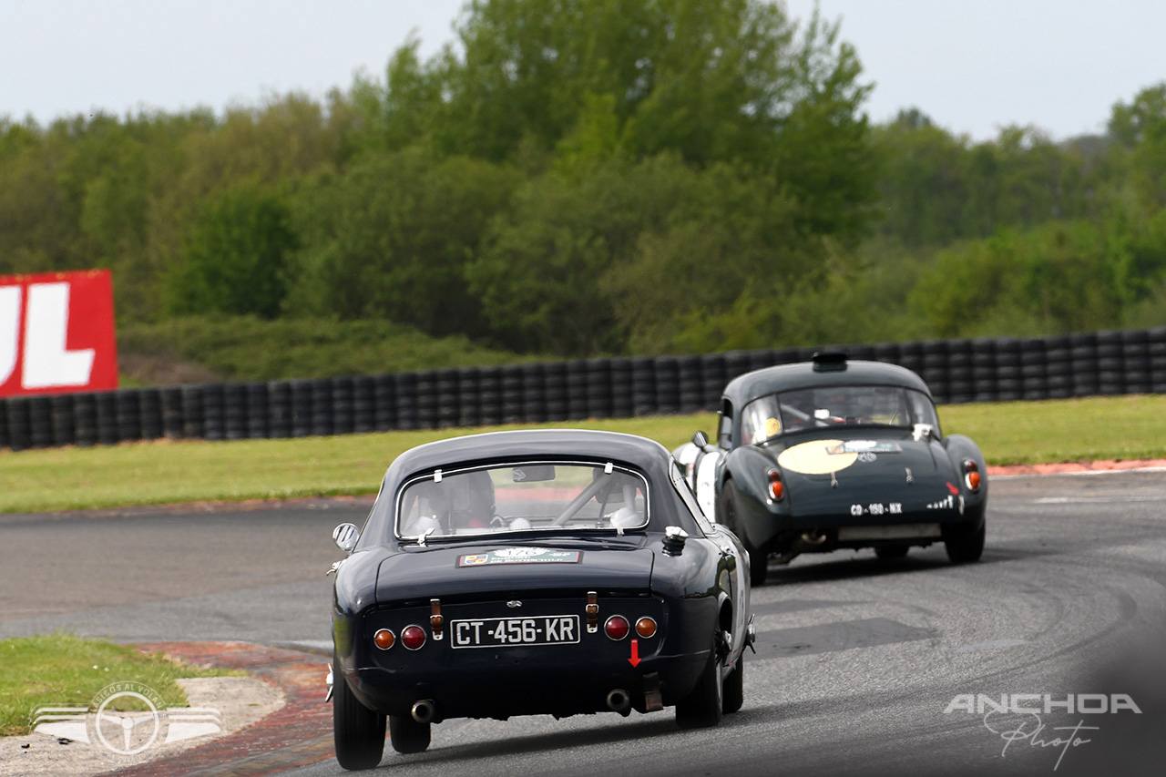 Lucha británica entre un MG A y un Lotus Elite