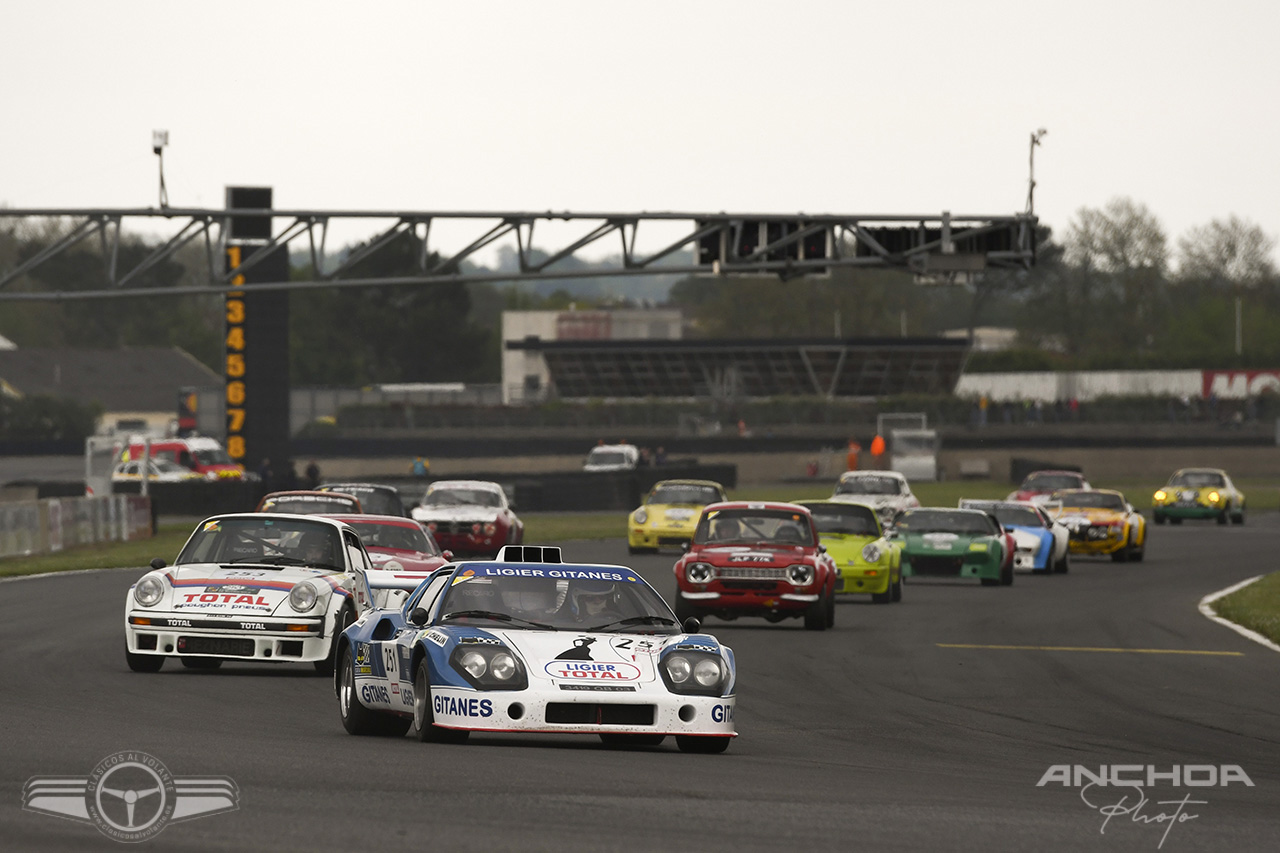 El Ligier JS2 liderando su grupo en la salida en Nogaro