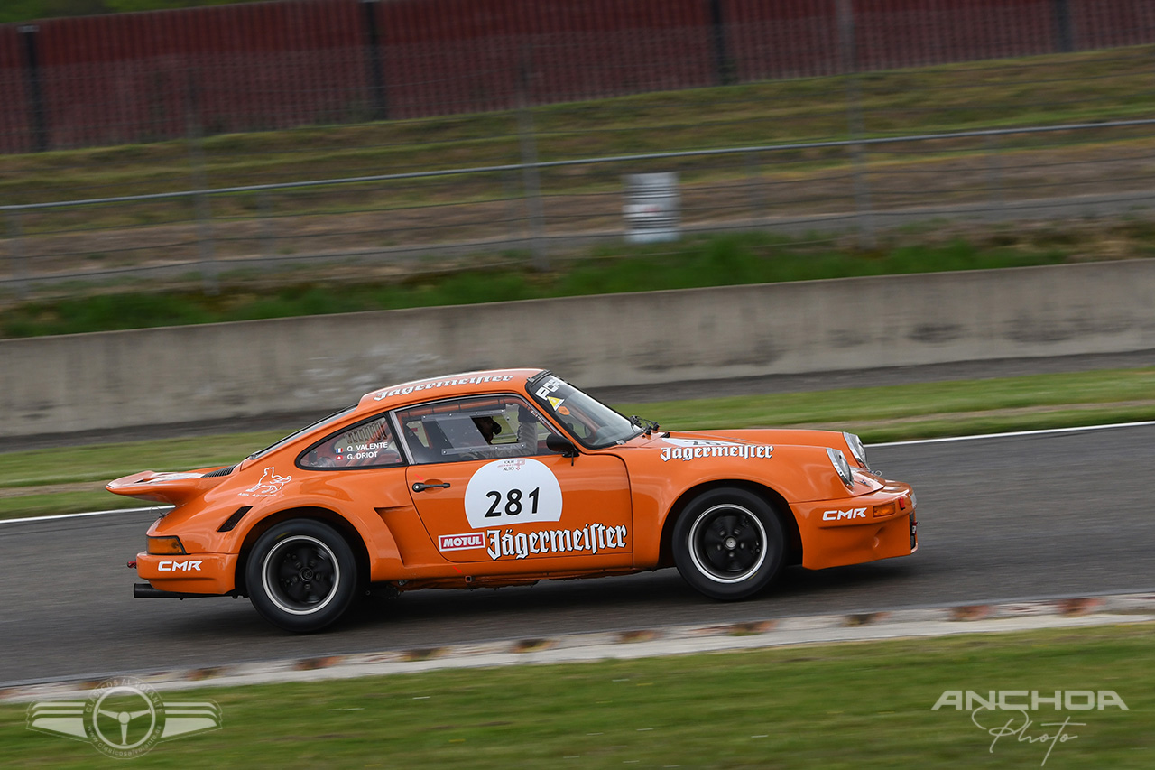 La decoración Jagermeister le sienta de maravilla al Porsche 911 RSR de 1974