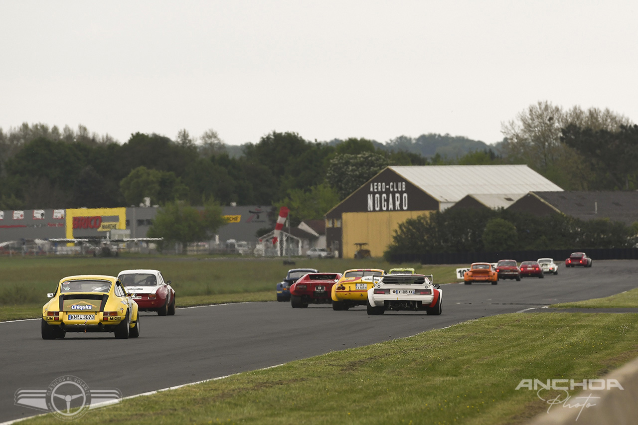 Llegando al final de la recta de atrás del circuito de Nogaro