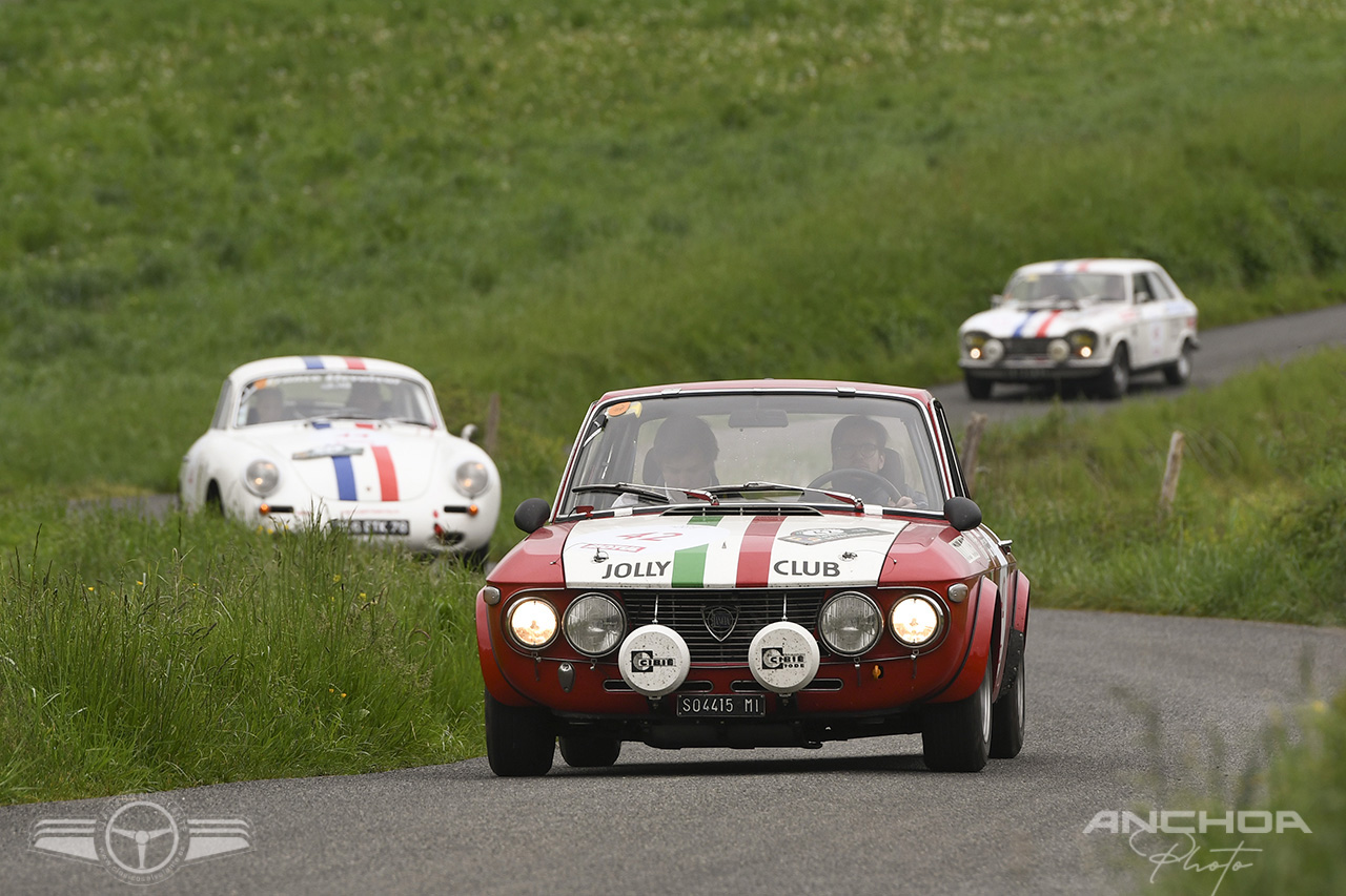 Lancia Fulvia HF de 1972 circulando por una carretera comarcal