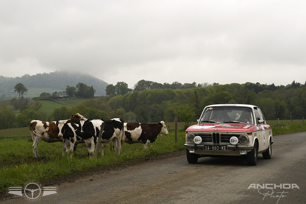 Espectadores de lujo celebran el paso de un BMW 2002 TI de 1971 