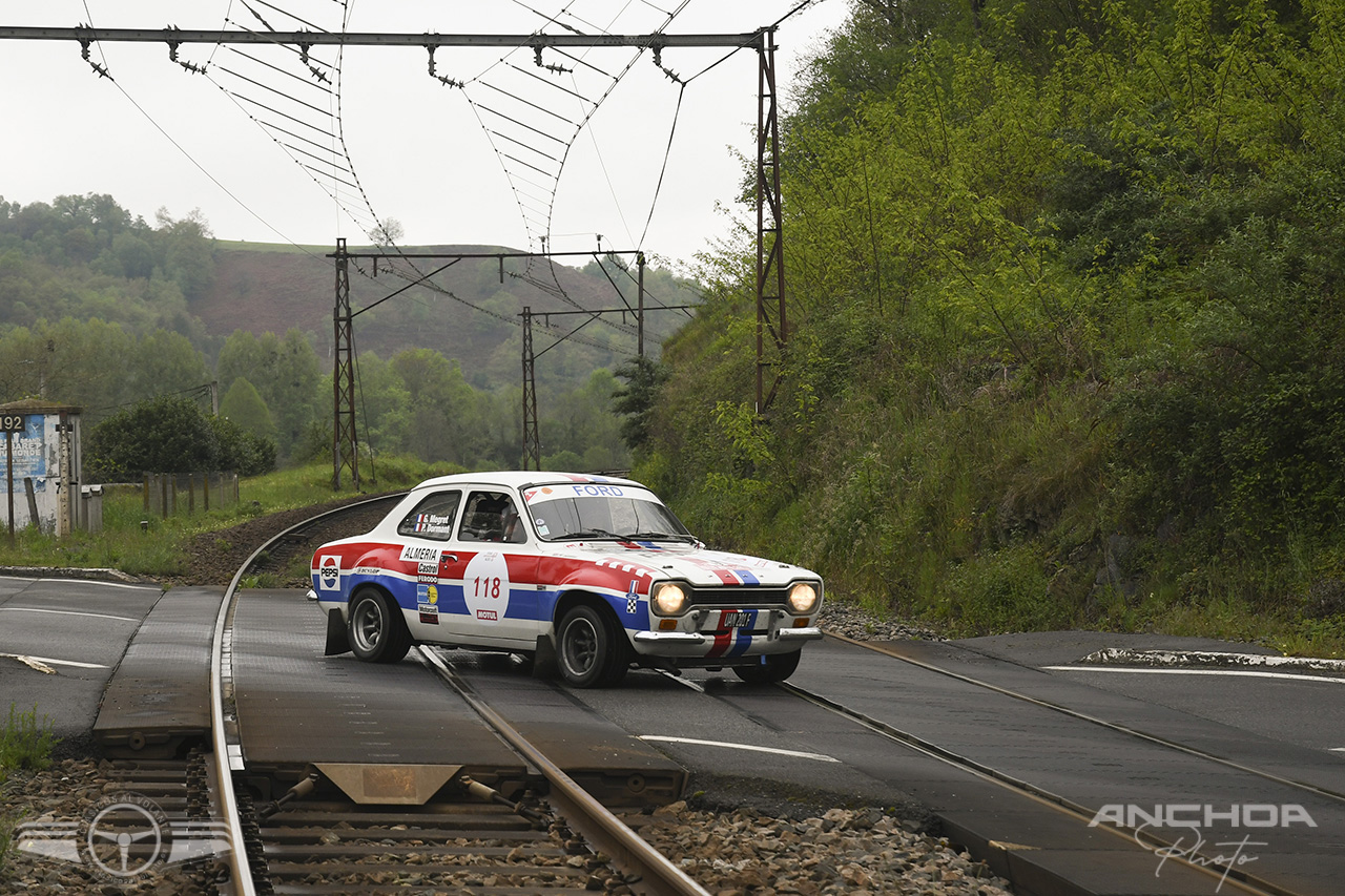 Un Ford Escort RS 2000 de 1970 cruzando las vías del tren