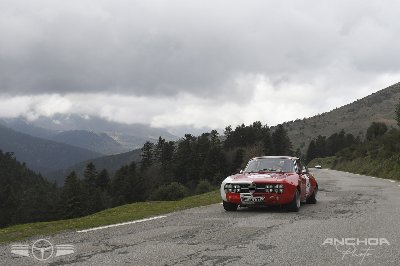 Un Alfa Romeo Giulia GTAm 1750 de 1968 cruzando los Pirineos