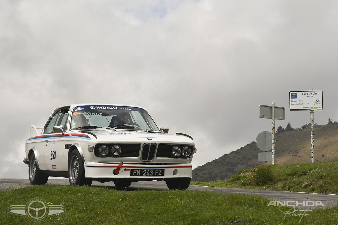 Un BMW 3.0 CSL Batmobile coronando el Col d’Aspin