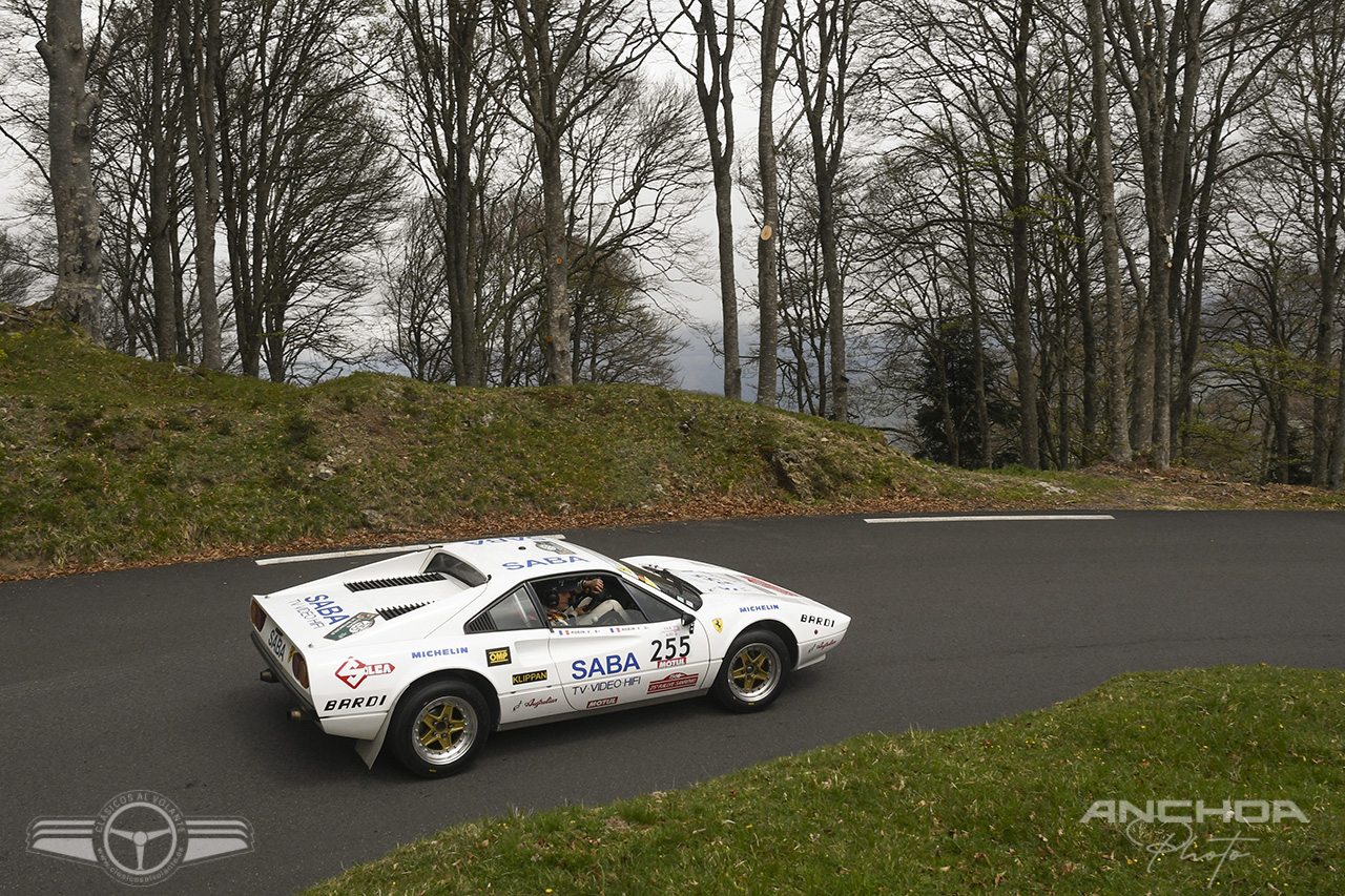 El Ferrari 308 GTB Michelotto en carretera de montaña