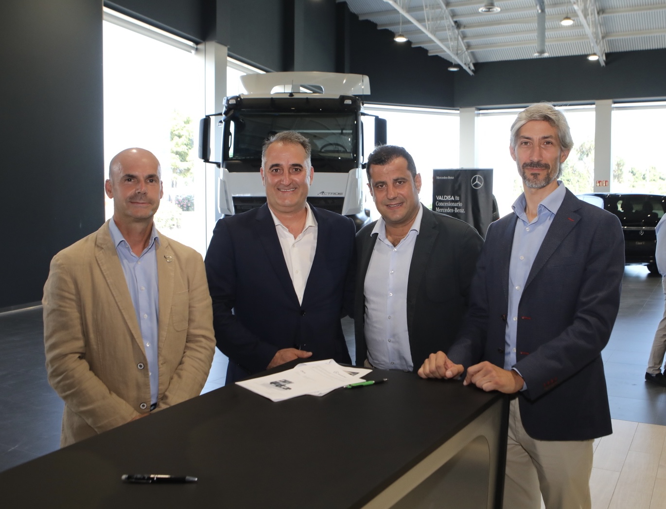 PEDRO SANTIAGO, GERENTE DE VENTAS DE MERCEDES-BENZ TRUCKS ESPAÑA, JUNTO A MARIO POLO GERENTE DE VALDISA INDUSTRIALES Y JUAN VICENTE CERVERA, COMERCIAL DEL CONCESIONARIO, ACOMPAÑARON A ROBERTO ATIENZA