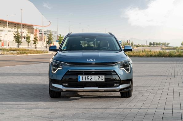 EL FRONTAL DEL NUEVO NIRO MUESTRA LA ÚLTIMA EVOLUCIÓN DE LA CARACTERÍSTICA TIGER FACE DE KIA, QUE AHORA SE EXTIENDE A LAS ALETAS DELANTERAS. 