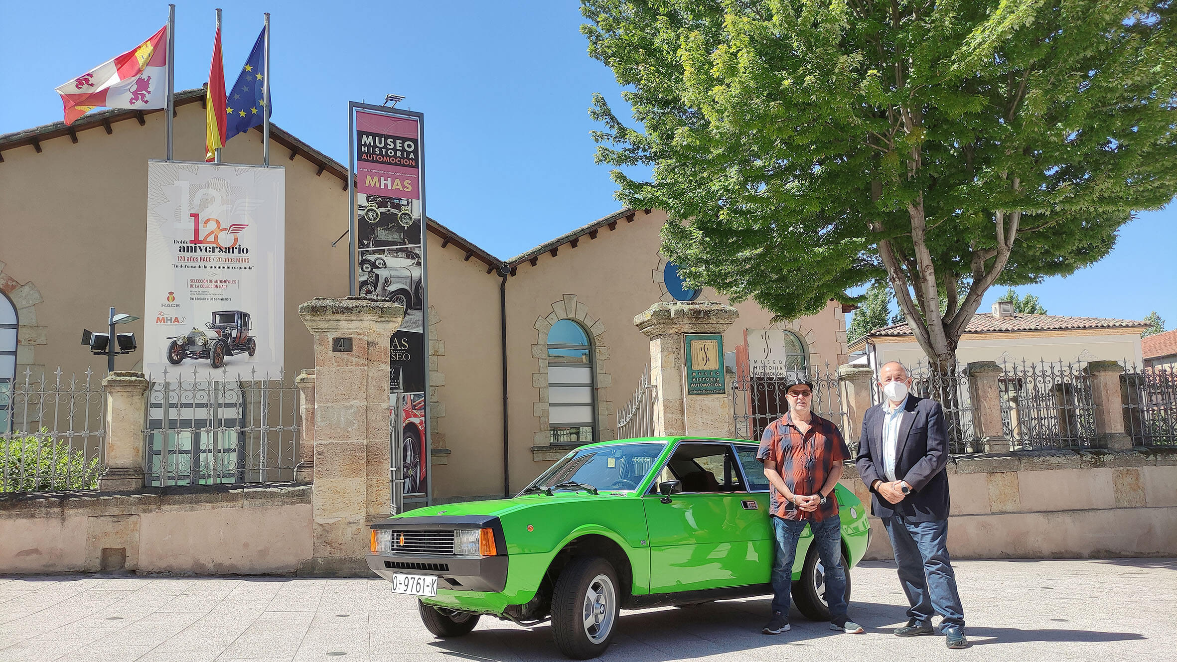 LUIS ÁNGEL GONZÁLEZ LÓPEZ Y LUIS MIGUEL MATA PÉREZ CON EL SEAT 1200 SPORT “BOCANEGRA” DONADO POR EL PRIMERO AL MHAS