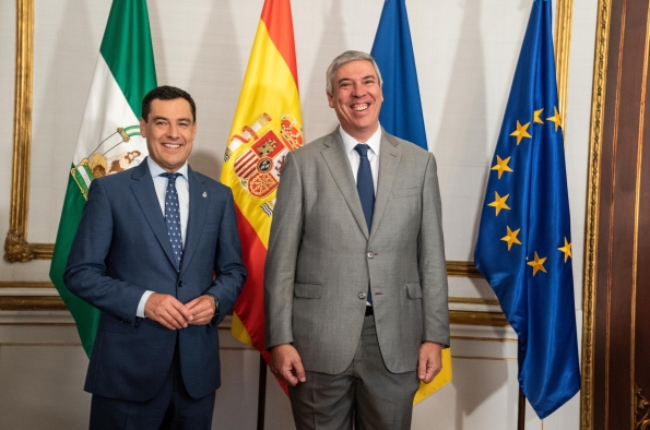 EL PRESIDENTE DE LA JUNTA DE ANDALUCÍA, JUAN MANUEL MORENO, Y JOSÉ VICENTE DE LOS MOZOS, DIRECTOR INDUSTRIAL RENAULT GROUP Y PRESIDENTE DIRECTOR GENERAL DE RENAULT EN ESPAÑA