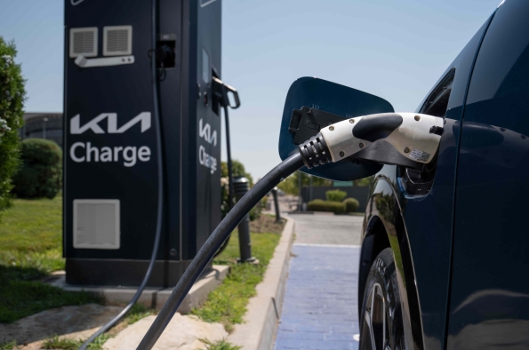 LA CARGA SE SIMPLIFICA CON KIA CHARGE, UN SERVICIO QUE PROPORCIONA A LOS USUARIOS DE LOS NIRO PHEV Y EV ACCESO A MÁS DE 350.000 ESTACIONES DE CARGA Y UNA SERIE DE PLANES DE USO ADECUADOS A SUS NECESIDADES DE CARGA. 