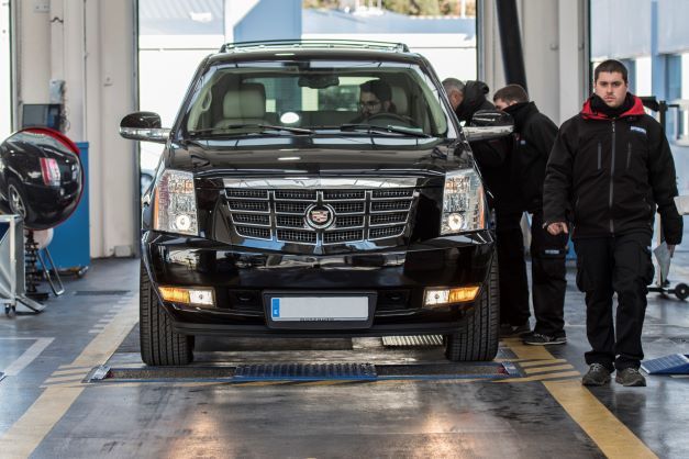 CADILLAC EN UNA ESTACIÓN DE ITV