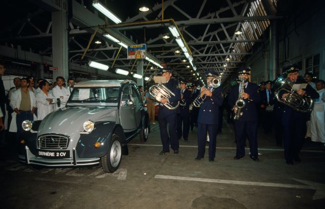 EL ÚLTIMO CITROËN 2CV QUE SALIÓ DE LA FÁBRICA PORTUGUESA DE MANGUALDE