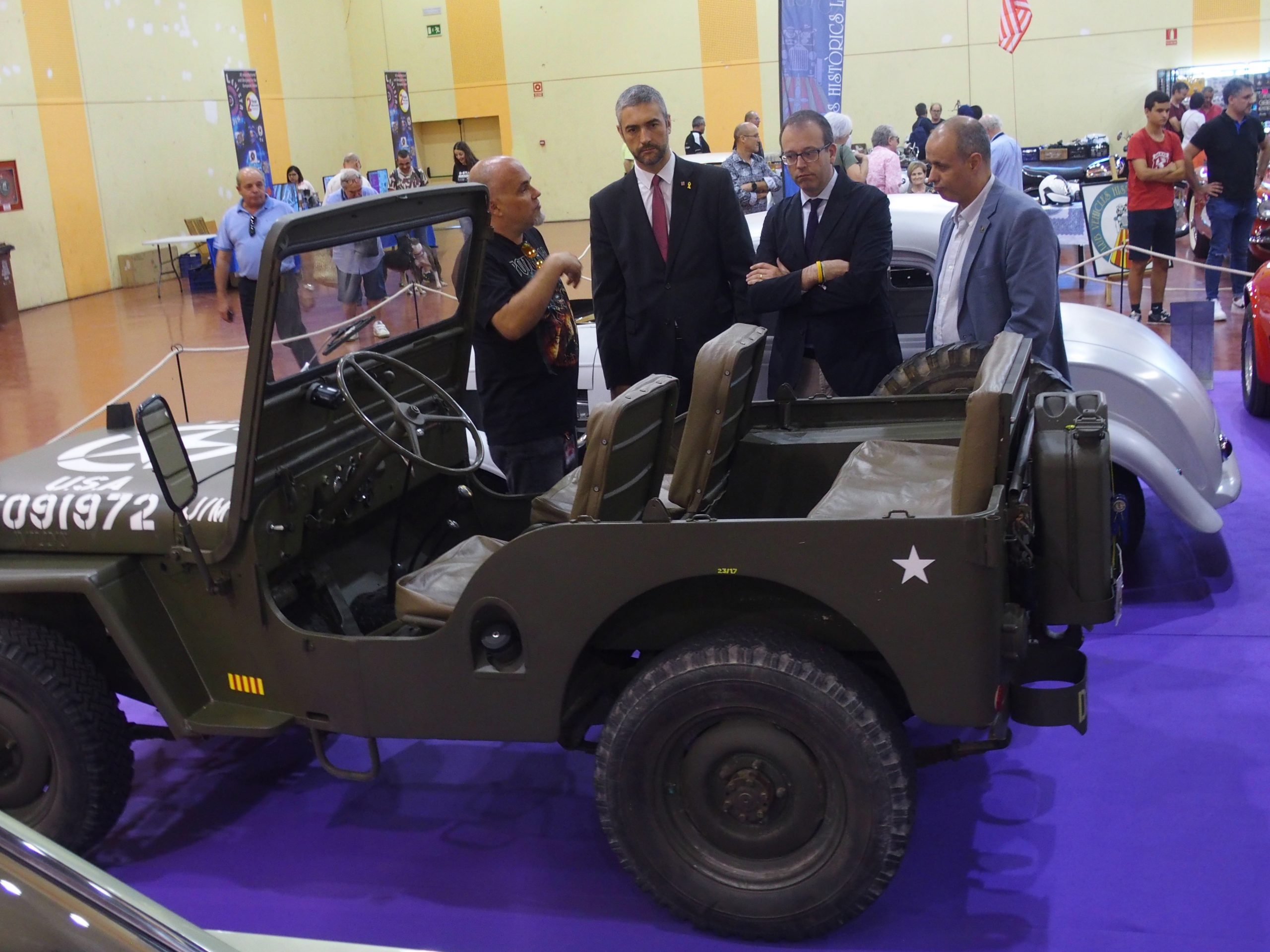 MOMENTO DEL RECORRIDO DE LAS AUTORIDADES POR LA FERIA EXPOCLÀSSIC DURANTE LA INAUGURACIÓN OFICIAL