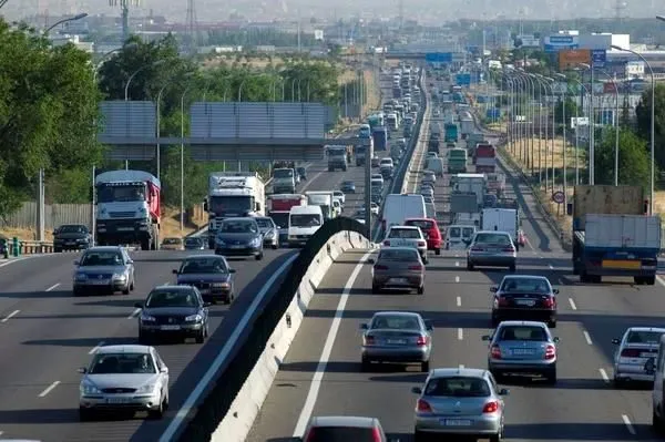 EN 2023, LAS CIUDADES DE MÁS DE 50.000 HABITANTES Y LOS TERRITORIOS INSULARES –JUNTO A LOCALIDADES CON EPISODIOS DE ALTA CONTAMINACIÓN QUE SUPEREN LOS 20.000 HABITANTES– DEBERÁN CONTAR, OBLIGATORIAMENTE, CON ZONAS DE BAJAS EMISIONES