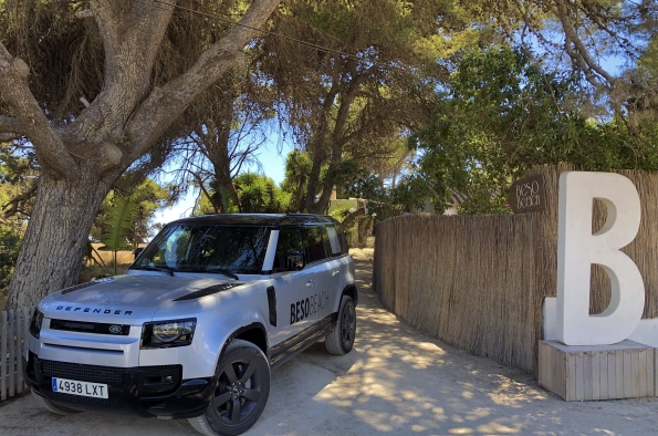 LOS MODELOS RANGE ROVER EVOQUE PHEV Y LAND ROVER DEFENDER 90 Y 110 MHEV SERÁN LOS ENCARGADOS DE LOS TRASLADOS DE LOS CLIENTES QUE ACUDAN A BESO IBIZA, BESO FORMENTERA O BESO SITGES