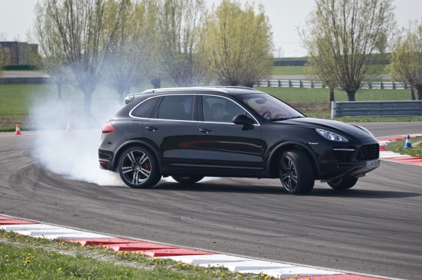 PORSCHE CAYENNE S HYBRID