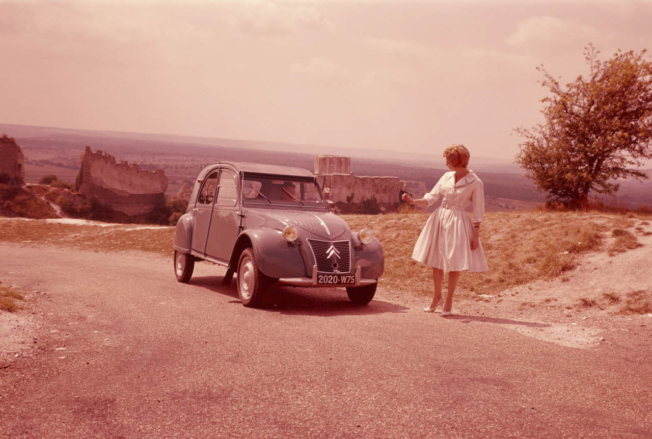 EL CITROËN 2CV PROLONGÓ SU VIDA COMERCIAL HASTA 1990, ADAPTÁNDOSE A LOS CAMBIOS SOCIALES Y TÉCNICOS Y PASANDO DE SER UN VEHÍCULO PENSADO PARA MOTORIZAR A LA POBLACIÓN RURAL A UN SÍMBOLO DE UN ESTILO DE VIDA DESENFADADO Y BOHEMIO