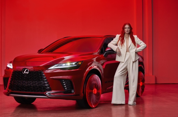 EN COLABORACIÓN CON HARRIS LEXUS REINVENTA LOS ICÓNICOS ZAPATOS ROJOS QUE DOROTHY LUCÍA EN LA PELÍCULA «EL MAGO DE OZ»