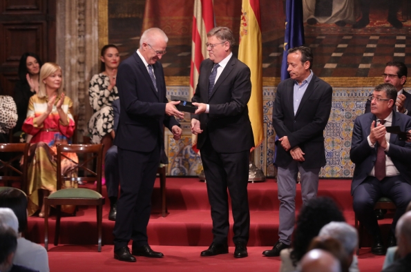 XIMO PUIG. PRESIDENT DE LA GENERALITAT VALENCIANA ENTREGÁNDOLE EL PREMIO A DIONISIO CAMPOS, DIRECTOR DE FABRICACIÓN DE FORD ESPAÑA