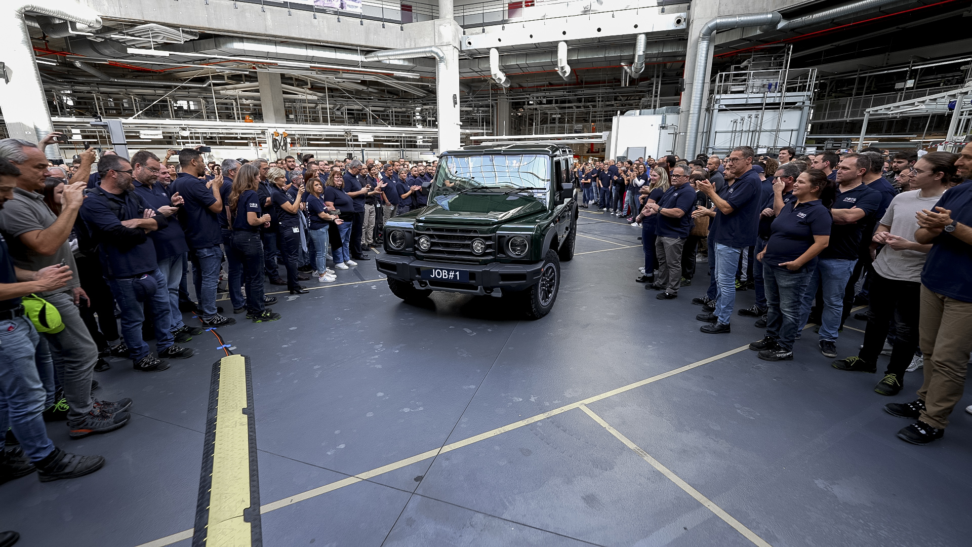 LOS TRABAJADORES DE LA PLANTA HAMBACH CELEBRAN LA FABRICACIÓN DE LA PRIMERA UNIDAD DEL GRENADIER 4X4