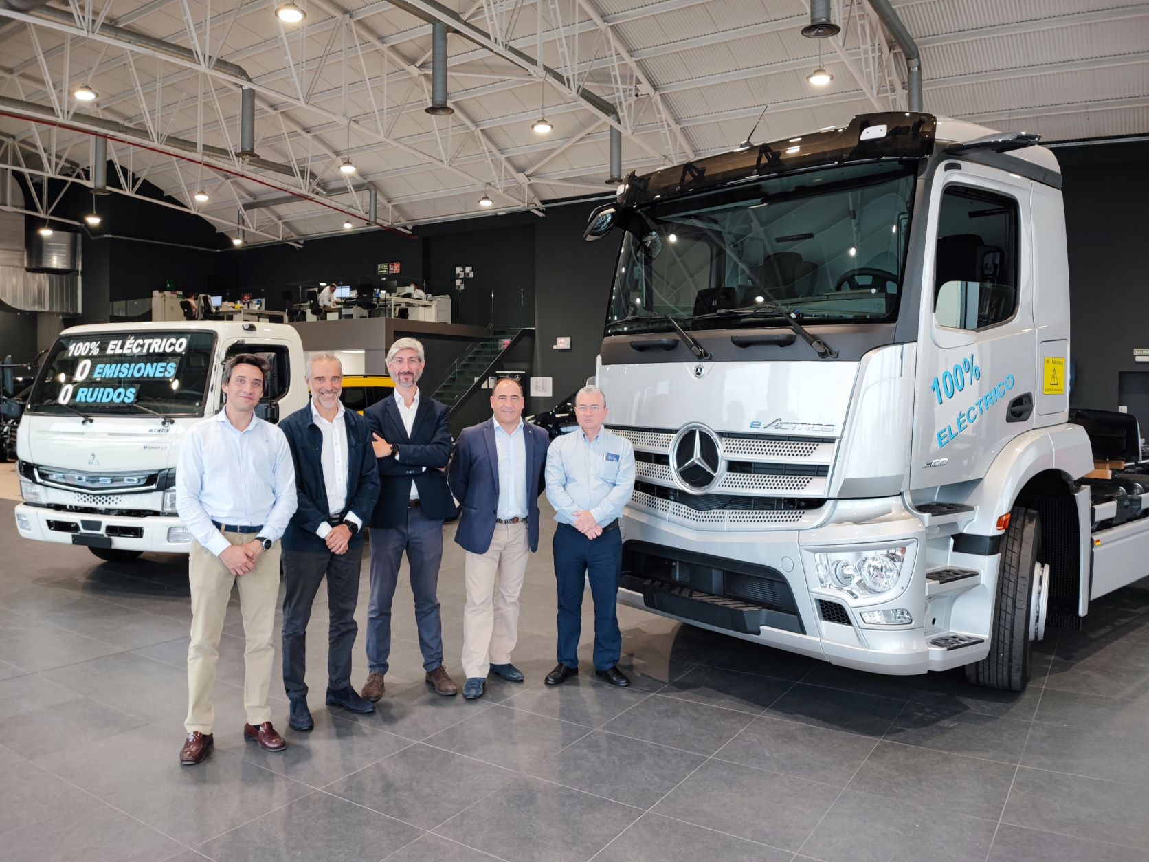 DE IZQUIERDA A DERECHA LOS RESPONSABLES DE VALDISA MERCEDES-BENZ TRUCKS JAVIER BLANCO, PEDRO SANZ, MARIO POLO, RAMÓN SABATER Y FRANCISCO PERAL