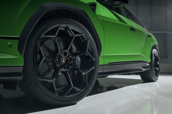 ESTE NEUMÁTICO DISEÑADO PARA EL LAMBORGHINI URUS PERFORMANTE OFRECE UN MAYOR RENDIMIENTO EN UN RANGO DE CONDICIONES Y TEMPERATURAS MÁS AMPLIO QUE EL TROFEO R CONVENCIONAL