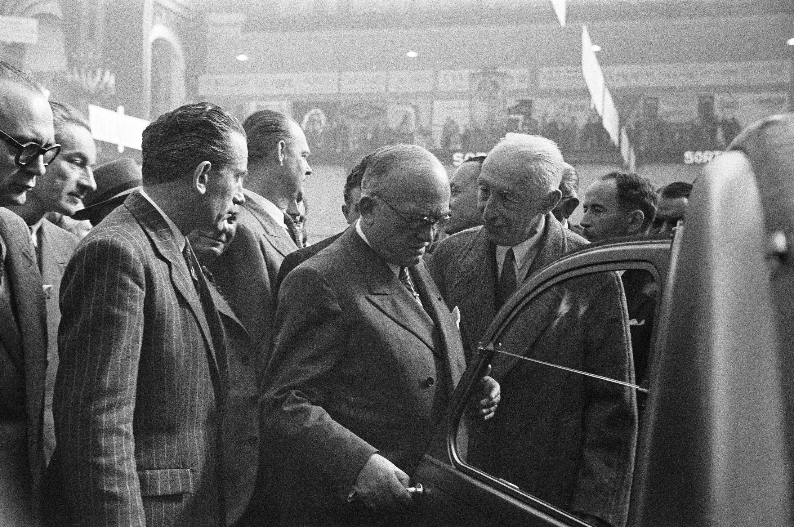 PRESENTACIÓN DEL CITROËN 2CV EN EL SALÓN DE PARIS DE 1948